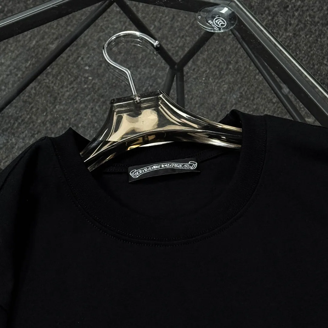 P170 Chrome Hearts 25 high-end versions. The fabric is made of 300 grams of high-density pure cotton. It does not deform or shrink. It has three labels. It is the same style for men and women. Technology: suede foaming + digital printing. Color: white, black. SIZE: S-XL.